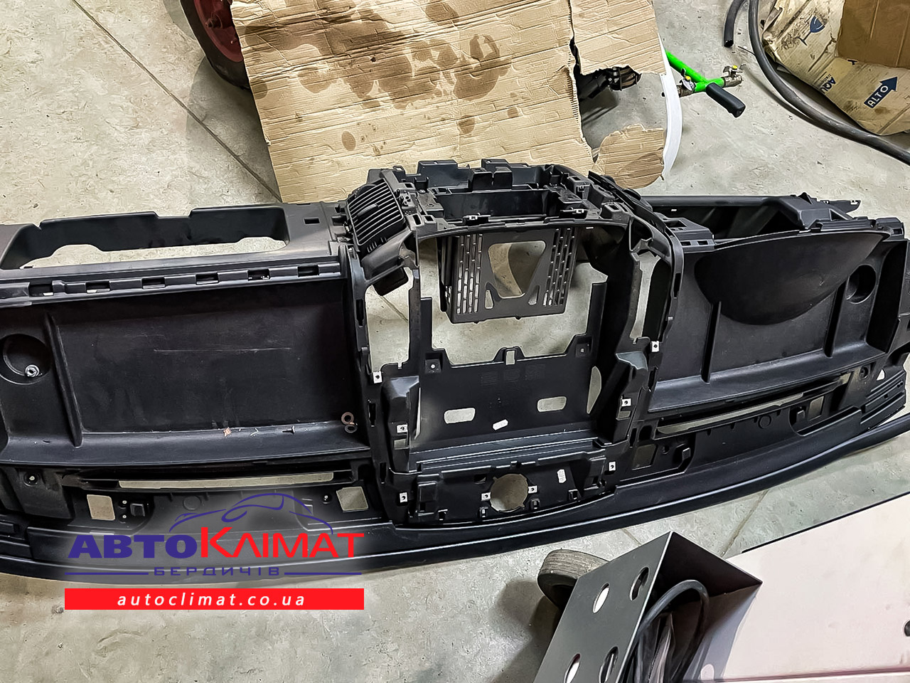 Монтаж штатного кондиционера Mercedes Sprinter 906