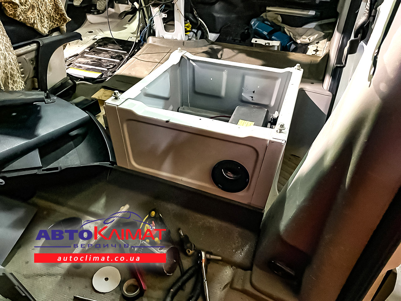 Монтаж штатного кондиционера Mercedes Sprinter 906