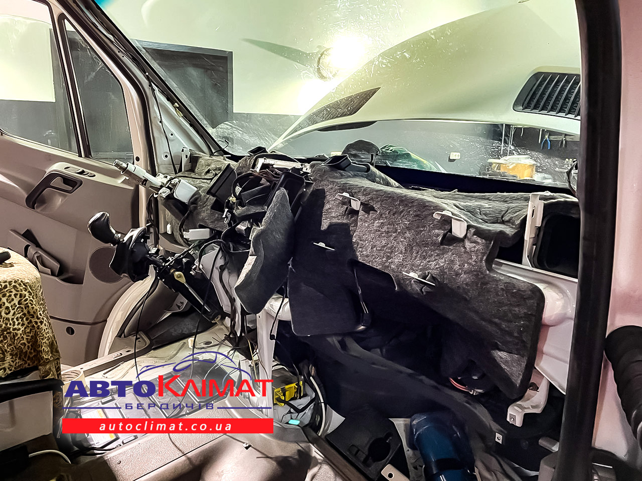 Монтаж штатного кондиционера Mercedes Sprinter 906