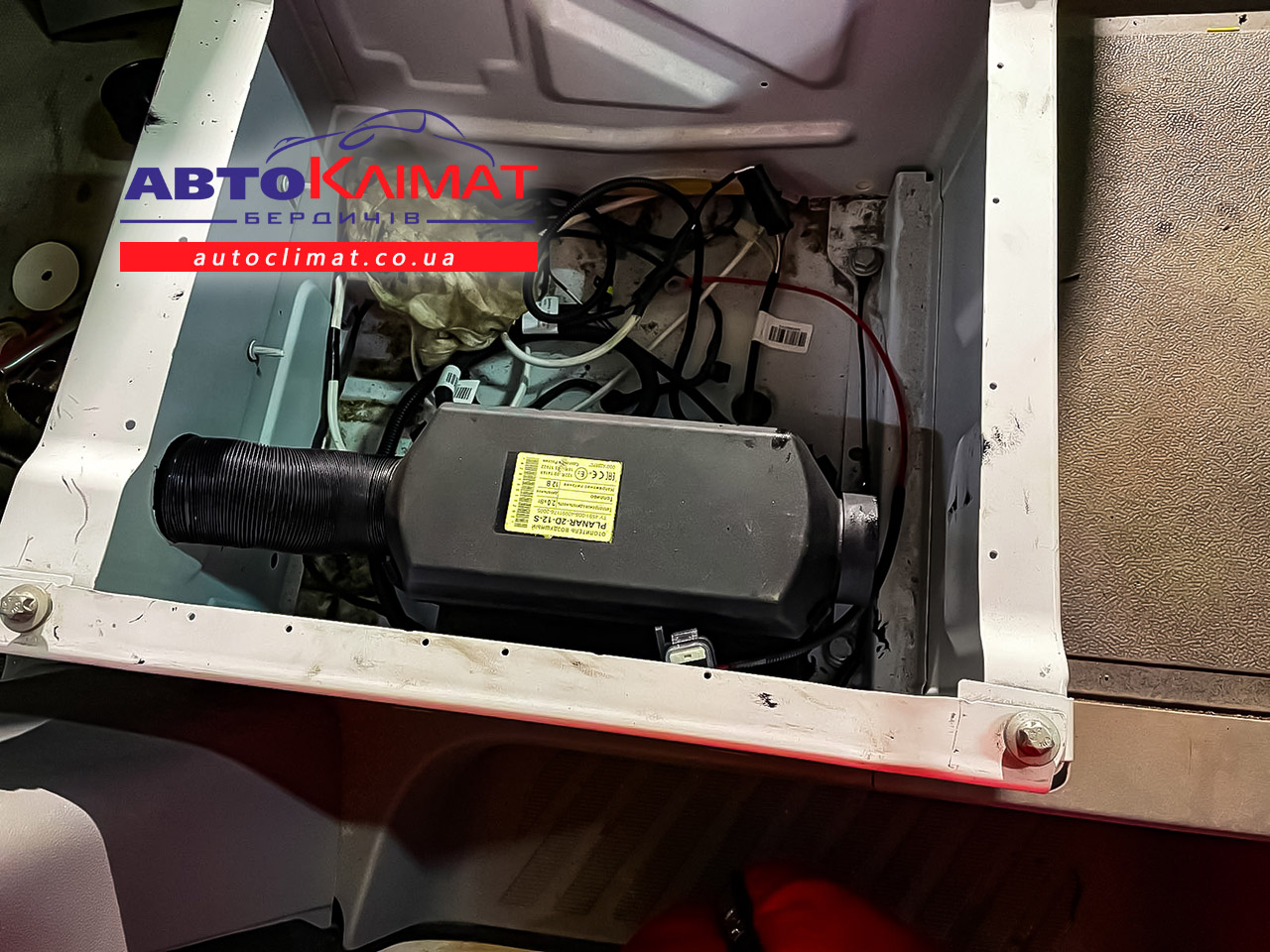 Монтаж штатного кондиционера Mercedes Sprinter 906