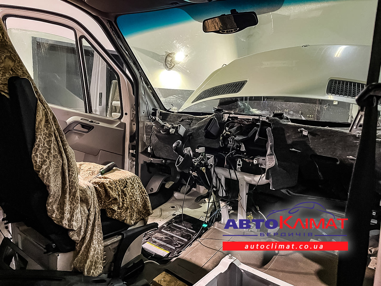 Монтаж штатного кондиционера Mercedes Sprinter 906